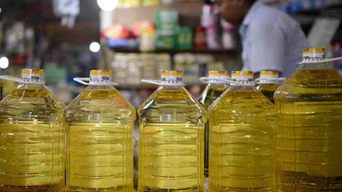 Pénurie d’huile alimentaire à Dhaka, Bangladesh : achats de précaution avant le Ramadan