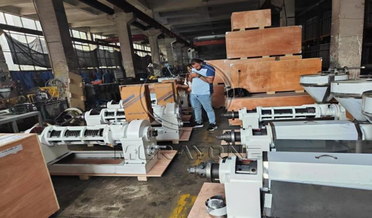 Visite de clients étrangers pour constater la performance de nos presses à huile